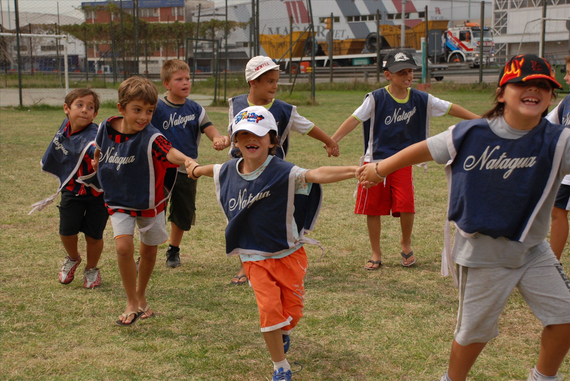 niños tomados de la mano